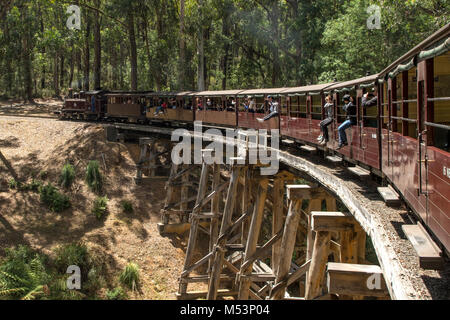 Puffing Billy sur chevalet de bois pont près de Wright, Victoria, Australie Banque D'Images