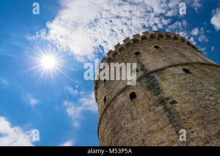 Low angle view of La Tour Blanche sur journée ensoleillée avec du soleil dans le ciel bleu, Thessalonique, Grèce Banque D'Images