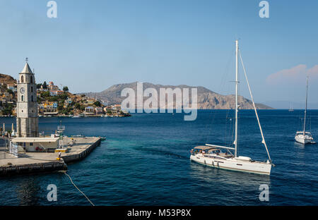 La tour de l'horloge et l'entrée du port de Symi (SIMI), ou, une petite île pittoresque, calme et des îles du Dodécanèse, en Grèce. Banque D'Images