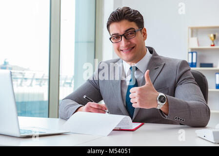 Businessman in office entreprise signature Banque D'Images