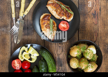 Dîner européen authentique avec de jeunes pommes de terre Banque D'Images