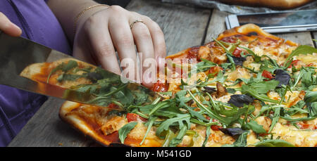 Couper la pizza. Des pizzas. Banque D'Images