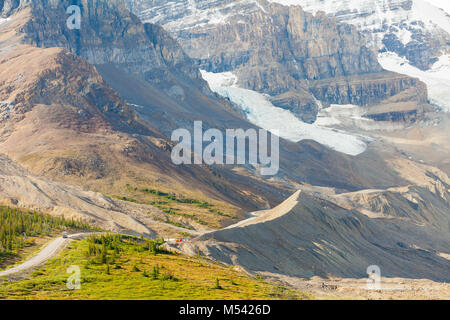 Bus pour le glacier Athabasca en été Banque D'Images