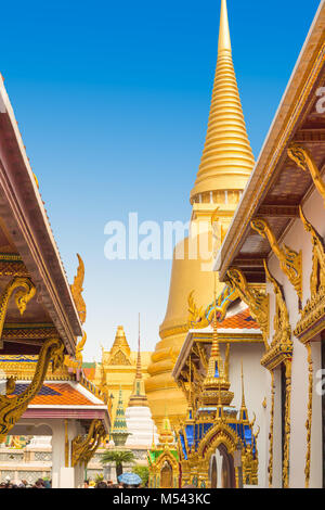 Wat Phra Keo pagode d'or à Bangkok avec Sun Banque D'Images