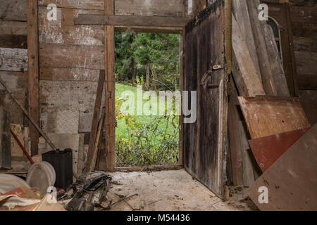Vieille porte en bois à une maison abandonnée - Perdu place Banque D'Images