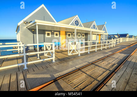 Les voies de chemin de fer sur Busselton Jetty à Busselton, Australie de l'ouest de la ville. La jetée est la plus longue structure en bois de l'hémisphère sud. Célèbre place. Saison d'été, ciel bleu. Banque D'Images