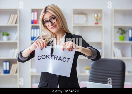 Young businesswoman with message dans le bureau Banque D'Images