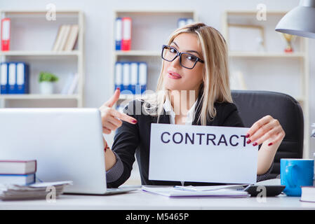 Young businesswoman with message dans le bureau Banque D'Images