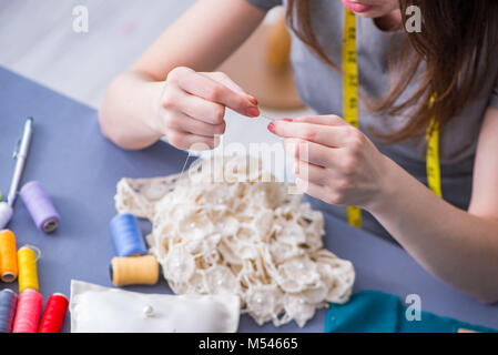 Tailleur femme travaillant sur une couture de vêtements de mesure couture fa Banque D'Images