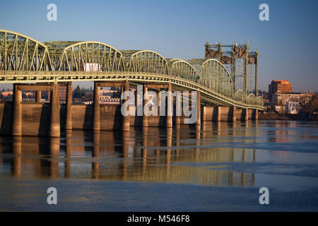 Une heure d'or de l'image I5 bridge se reflétant dans les eaux calmes sur le fleuve Columbia global de Portland, Oregon à Vancouver, Washington, USA Banque D'Images