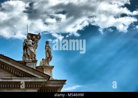 Cité du Vatican, CITÉ DU VATICAN - 17 MAI 2017 : certains des statues sur haut de la campagne toscane à colonnades de la place Saint-Pierre au Vatican. Banque D'Images