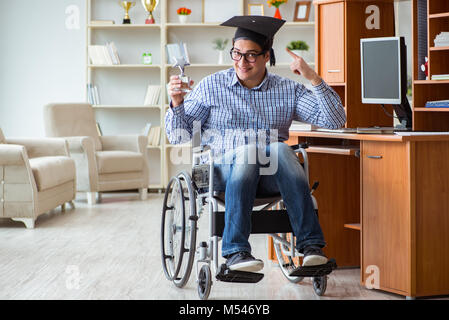 Mobilité student studying at home sur fauteuil roulant Banque D'Images
