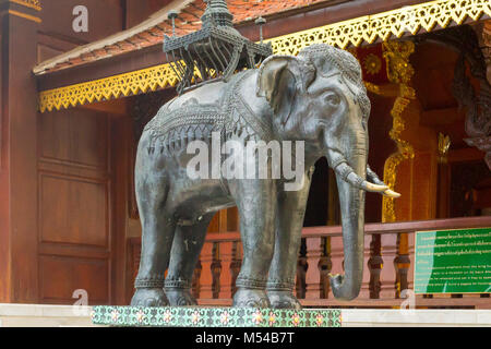 La sculpture de l'éléphant dans le temple Doi Suthep Banque D'Images