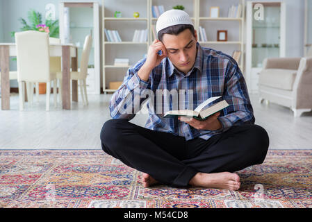 Jeune musulman de prier à la maison Banque D'Images