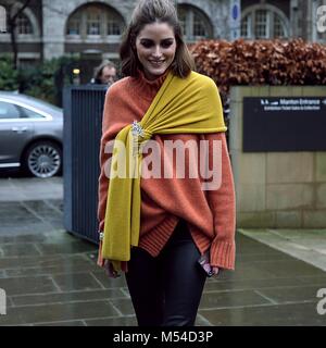 Londres, Royaume-Uni. Feb 19, 2018. Londres- 19 février 2018 Olivia Palermo dans la rue au cours de la London Fashion Week Crédit : Mauro del Signore/Pacific Press/Alamy Live News Banque D'Images