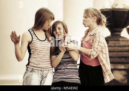 Groupe d'happy teen girls outdoor Banque D'Images