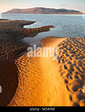 Piscines et les ondes à la plage de sable de Conwy Morfa sur la côte nord du Pays de Galles Banque D'Images