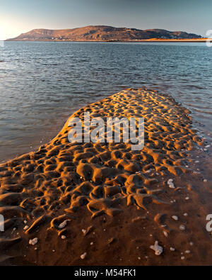 Les ondes à la plage de sable de Conwy Morfa sur la côte nord du Pays de Galles Banque D'Images