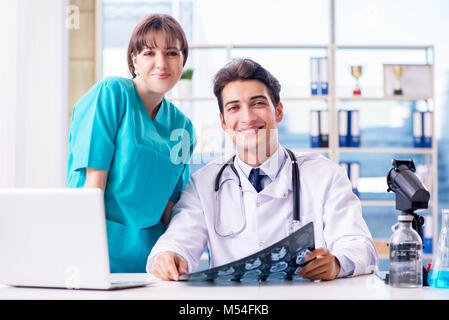 Avoir deux médecins à l'hôpital de discussion Banque D'Images