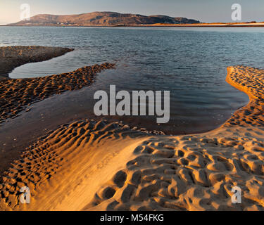 Piscines et les ondes à la plage de sable de Conwy Morfa sur la côte nord du Pays de Galles Banque D'Images