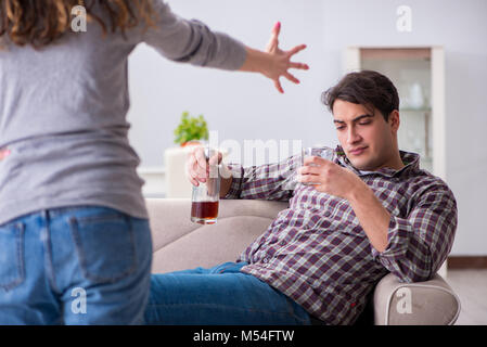 Problème d'alcool ivre mari homme dans une jeune famille concept Banque D'Images