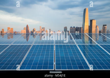 D'énergie solaire avec le crépuscule de la ville Banque D'Images