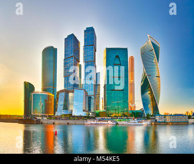 Les toits de la ville de Moscou . Centre d'affaires international de Moscou de jour avec Moskva en premier plan Banque D'Images