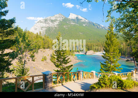 Chemin le long de la rivière Bow BANFF Banque D'Images