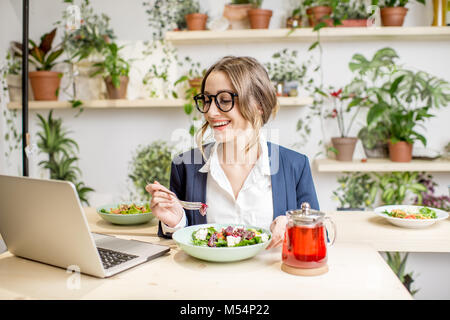 Au cours de la femme business déjeuner dans le restaurant végétalien Banque D'Images