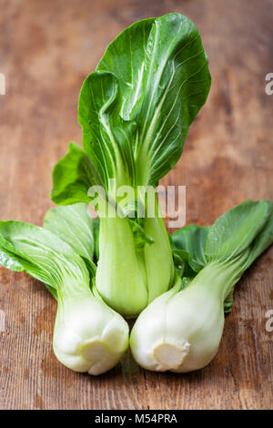 Pak choi asiatique sur bois foncé Banque D'Images