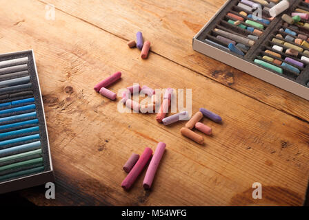 L'amour. L'inscription en craie de couleur sur une table en bois. Carte postale pour la Saint-Valentin Banque D'Images