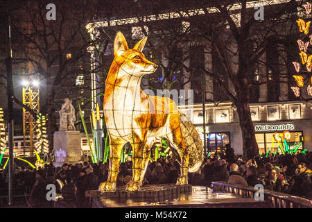 Joli neon red fox debout dans l'obscurité. Banque D'Images