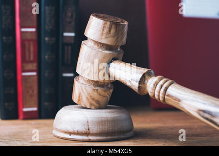 Vieux juges gavel libre, des livres sur le droit dans l'arrière-plan. Table en bois Banque D'Images