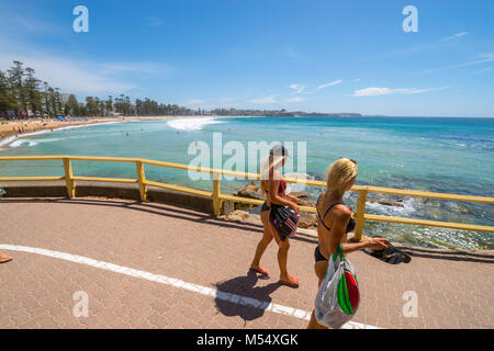 Deux femmes blonde en bikini sur la marche du sentier Manly Beach à Shelly Beach, Sydney, Australie Banque D'Images