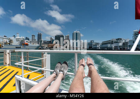 Les jambes sur un bateau naviguant de Auckland Banque D'Images