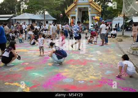 Les enfants thaïlandais et les parents et de jouer sur la couleur de la poudre de peinture dans Bang Mod festival à Thung Khru District le 9 décembre 2017 à Bangkok, T Banque D'Images