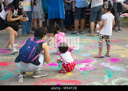 Les enfants thaïlandais et les parents et de jouer sur la couleur de la poudre de peinture dans Bang Mod festival à Thung Khru District le 9 décembre 2017 à Bangkok, T Banque D'Images