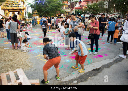 Les enfants thaïlandais et les parents et de jouer sur la couleur de la poudre de peinture dans Bang Mod festival à Thung Khru District le 9 décembre 2017 à Bangkok, T Banque D'Images