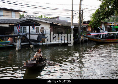 Les femmes thaïlandaises people rowing et conduire en bateau en bois petit canal à Bang Mod sous-district, District de Thung Khru le 9 décembre 2017 à Bangkok, Sesana Banque D'Images