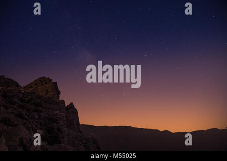 Silhouette de rochers dans le Parc National du Teide après le coucher du soleil dans la nuit étoilée, Tenerife, Espagne, Europe Banque D'Images