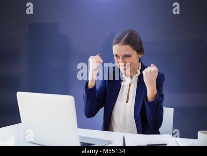 Businesswoman working on laptop Célébrons les succès Banque D'Images