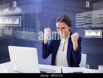 Businesswoman working on laptop avec interface texte à l'écran Banque D'Images