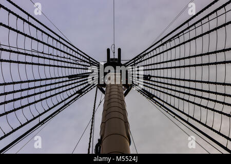 Résumé du grand mât et Ratlines sur HMS Victory vu depuis le pont supérieur. Banque D'Images