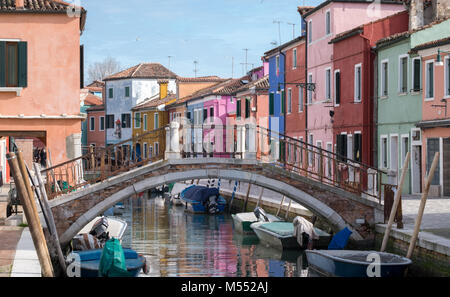 Scène de rue typique montrant brighly maisons peintes et Pont sur canal sur l'île de Burano, Venise. Banque D'Images