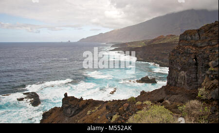 Vue panoramique sur les falaises côtières près des piscines naturelles de l'El Charco Azul sur l'île d'El Hierro (îles Canaries, Espagne) Banque D'Images