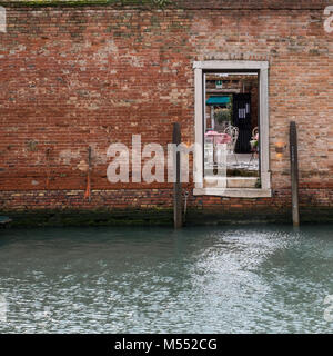 Vue sur canal dans cour intérieure à Cannaregio, Venise Banque D'Images