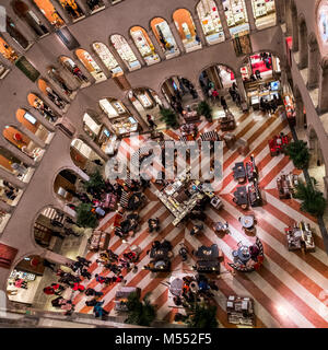 Arches et coffee shop au rez-de-chaussée à T Fondaco dei Tedeschi, centre commercial de luxe situé près du Pont du Rialto à Venise Italie Banque D'Images