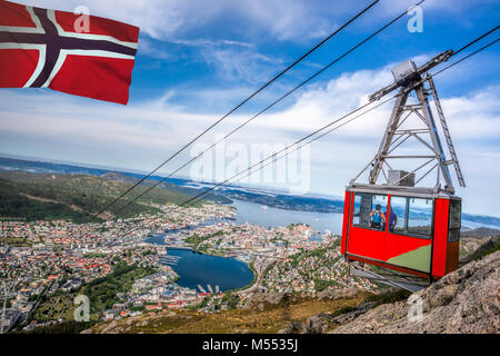 Ulriken télécabine à Bergen, Norvège. Vue superbe depuis le sommet de la colline. Banque D'Images