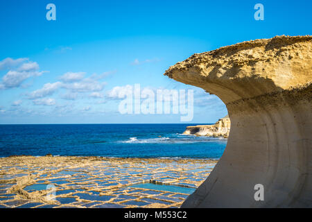 Les étangs d'évaporation de sel sur l'île de Gozo, Malte Banque D'Images