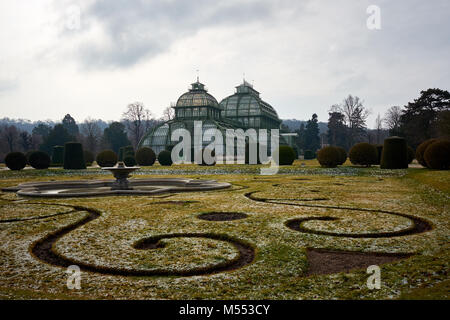 Vienne, Autriche - 18 Février 2018 : Le Palmenhaus Schönbrunn Schönbrunn / palm house dans les jardins du palais Schönbrunn Park, vienne un jour froid Banque D'Images